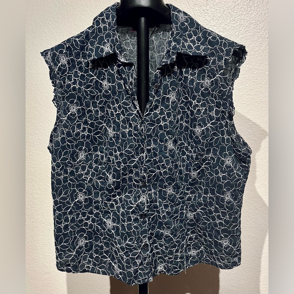 Reworked Denver Hayes Floral Embroidered Sleeveless Button Up Top - Size L